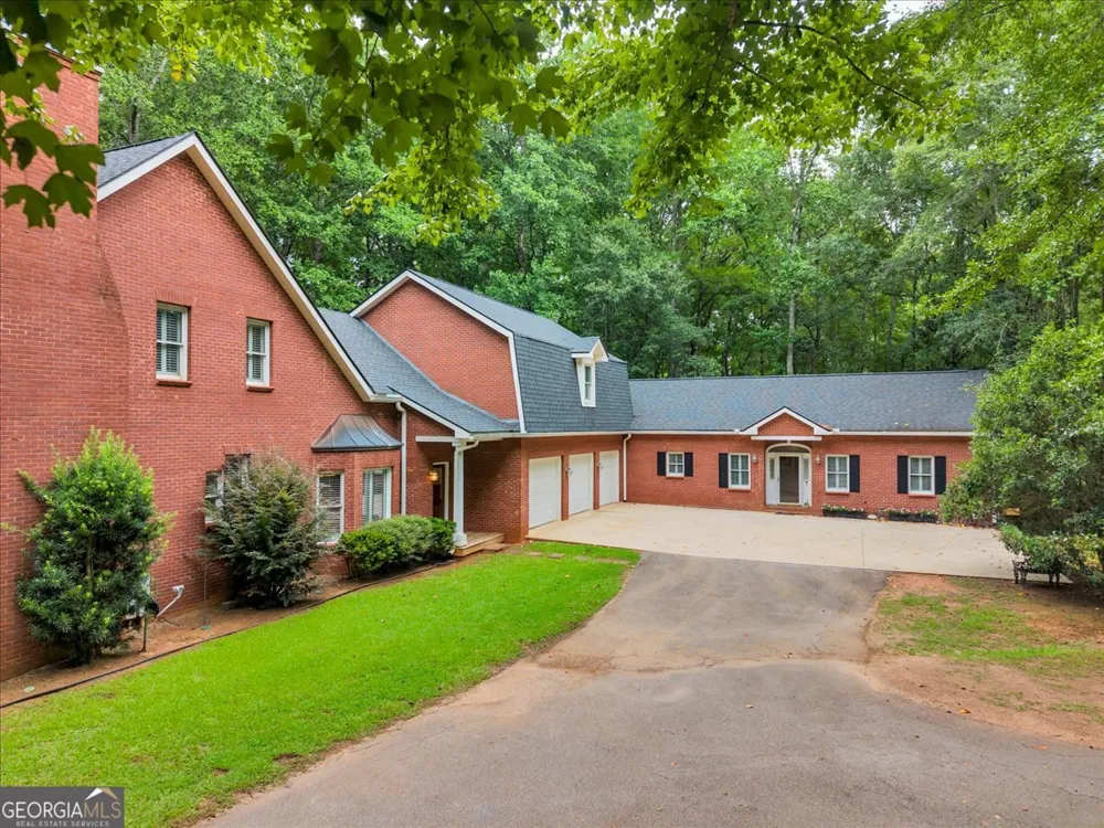 222 Newton DR Forsyth, GA 31029