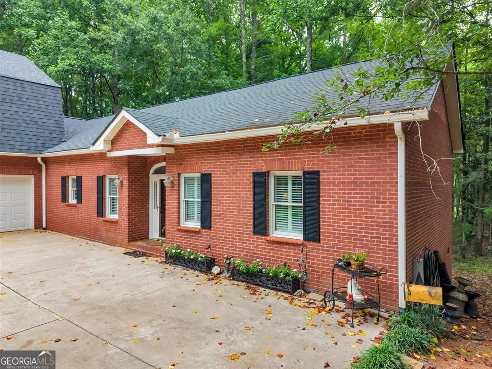 222 Newton DR Forsyth, GA 31029