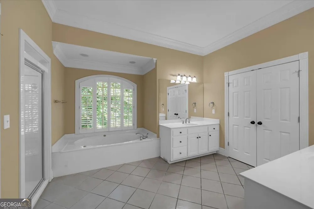 222 Newton DR Forsyth, GA 31029