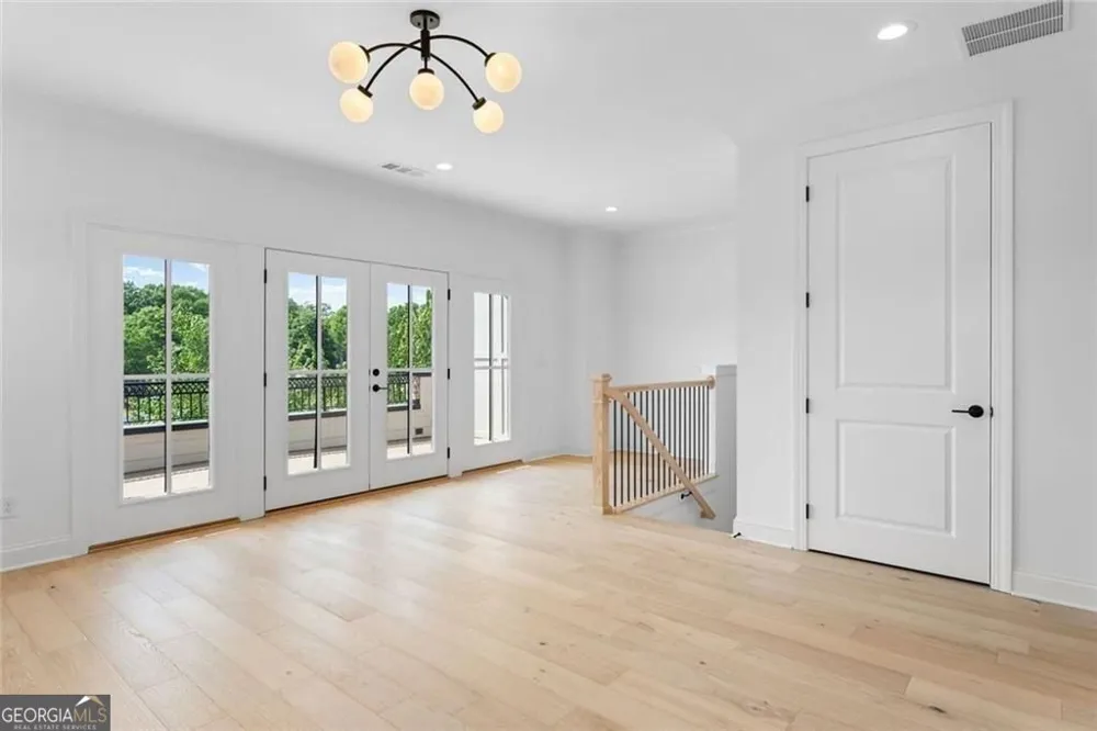 73 Bourbon ST Senoia, GA 30276
