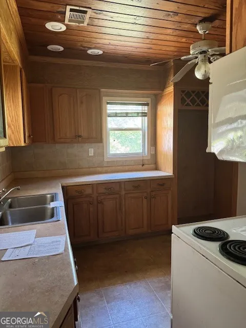 201 Davis DR Centerville, GA 31028