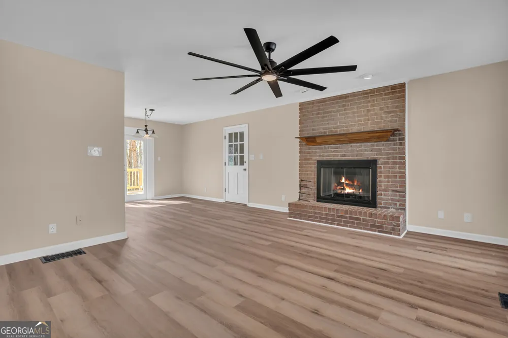 694 Lovers LN Toccoa, GA 30577