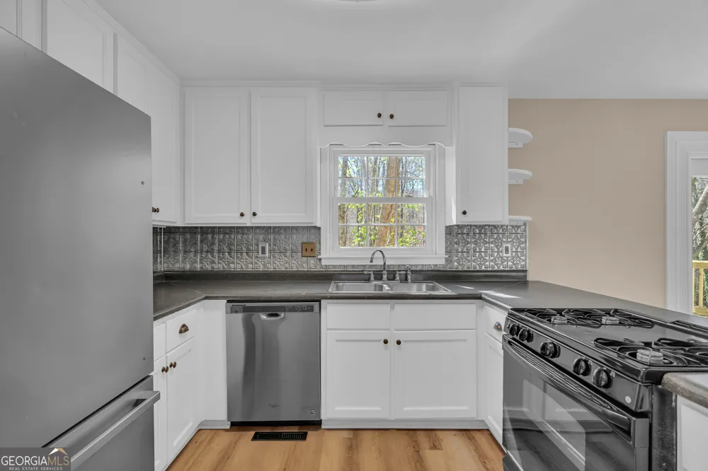 694 Lovers LN Toccoa, GA 30577
