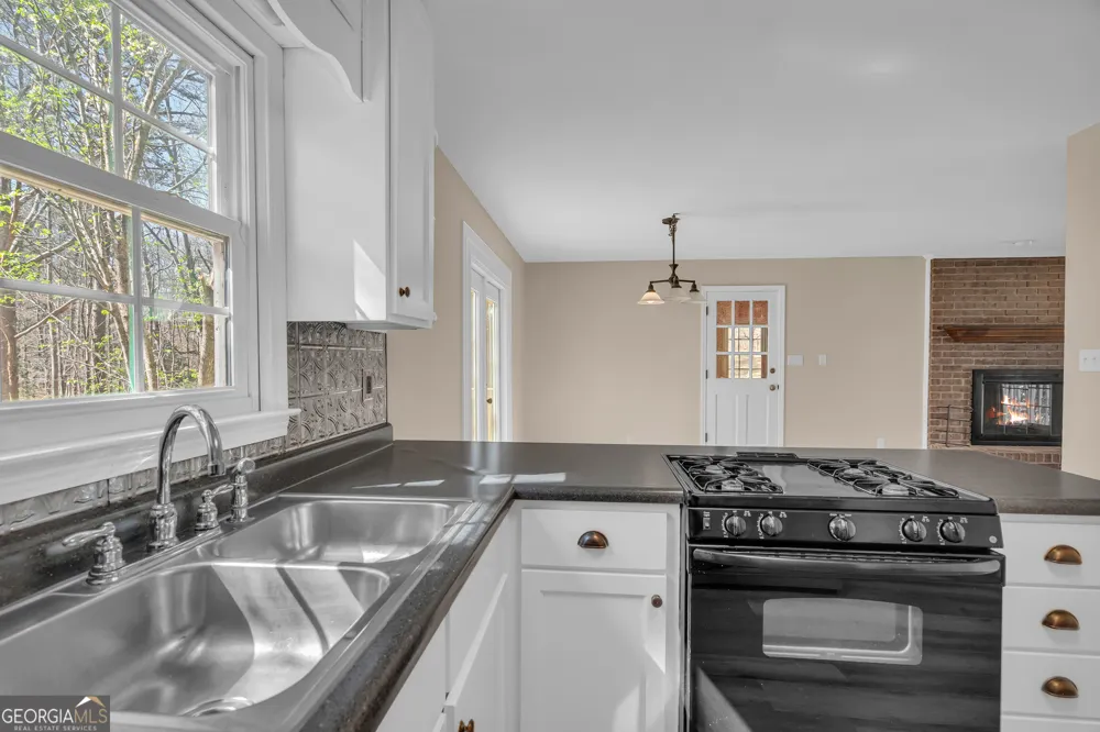 694 Lovers LN Toccoa, GA 30577