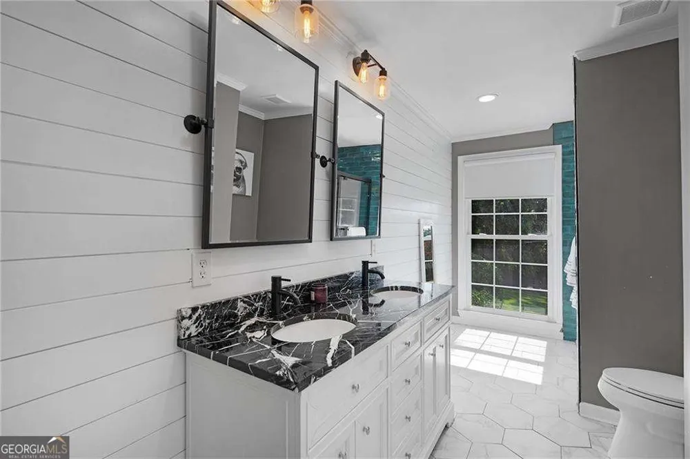 206 Sherwood DR Calhoun, GA 30701