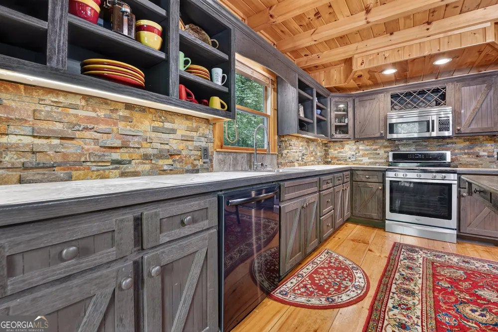 160 Adams CIR Mineral Bluff, GA 30559