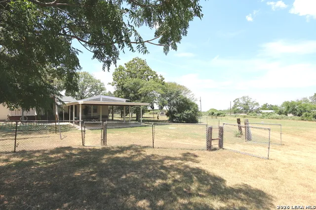 1657 County Road 124 Floresville, TX 78114