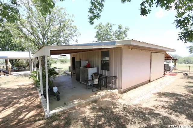 1657 County Road 124 Floresville, TX 78114