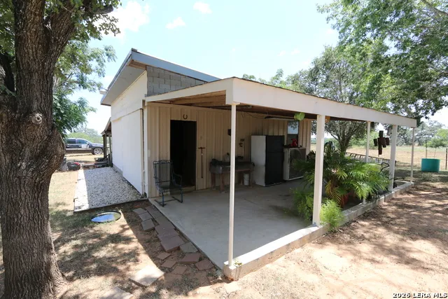 1657 County Road 124 Floresville, TX 78114