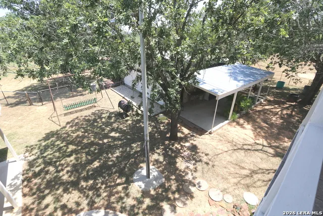 1657 County Road 124 Floresville, TX 78114