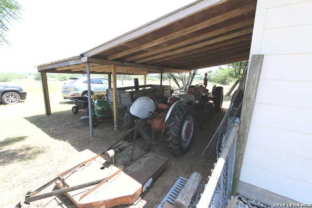 1657 County Road 124 Floresville, TX 78114