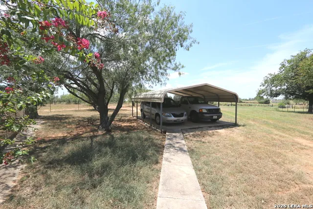 1657 County Road 124 Floresville, TX 78114