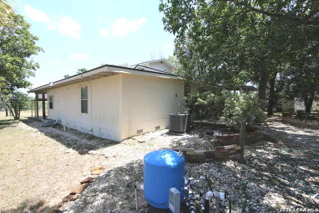 1657 County Road 124 Floresville, TX 78114