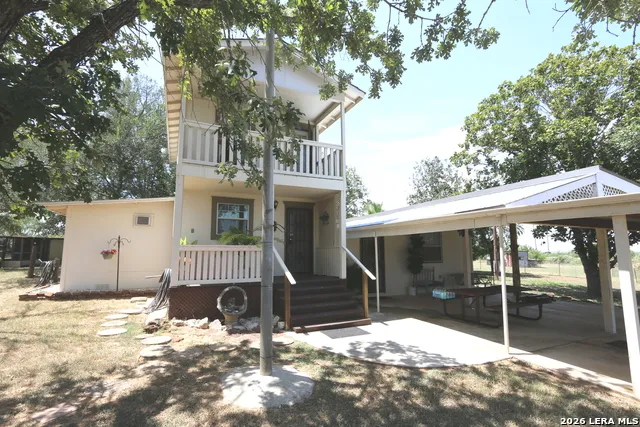 1657 County Road 124 Floresville, TX 78114