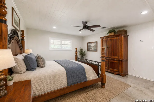 433 MILLS LN Uvalde, TX 78801