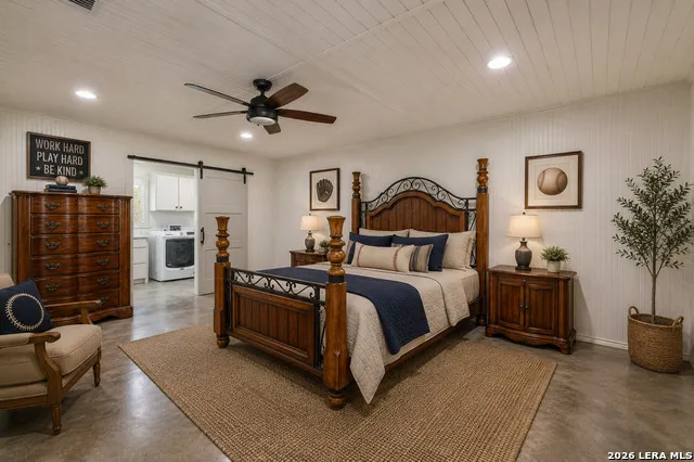433 MILLS LN Uvalde, TX 78801