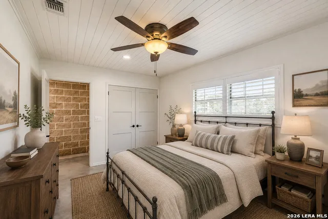 433 MILLS LN Uvalde, TX 78801