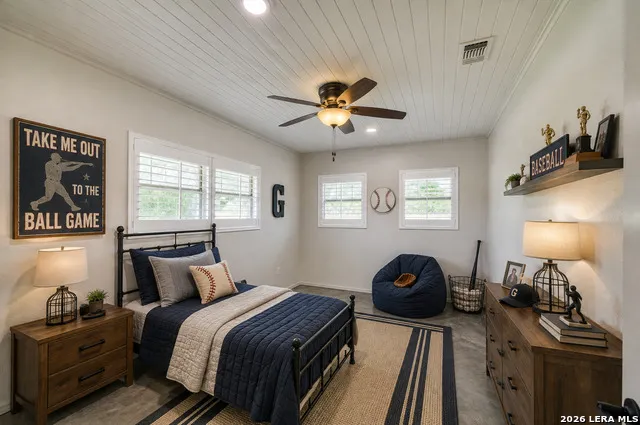 433 MILLS LN Uvalde, TX 78801