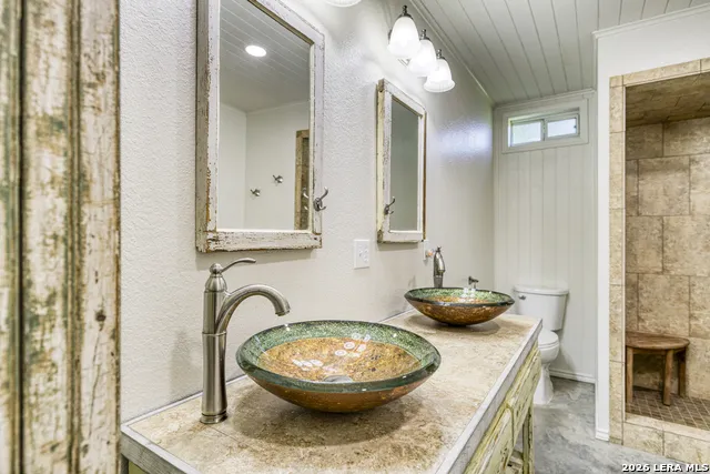 433 MILLS LN Uvalde, TX 78801