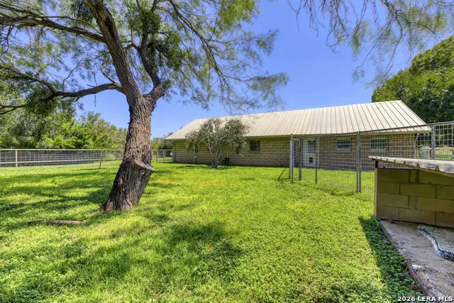 433 MILLS LN Uvalde, TX 78801