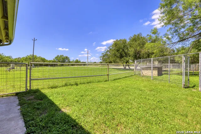 433 MILLS LN Uvalde, TX 78801