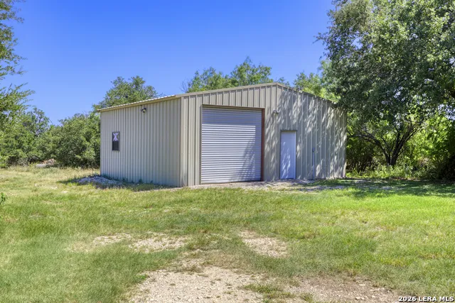 433 MILLS LN Uvalde, TX 78801