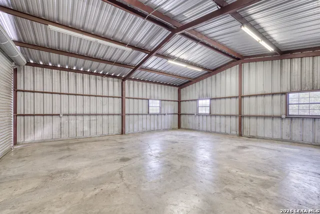 433 MILLS LN Uvalde, TX 78801