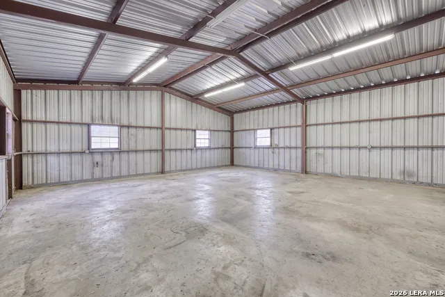 433 MILLS LN Uvalde, TX 78801