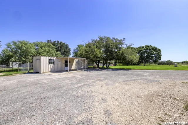 433 MILLS LN Uvalde, TX 78801
