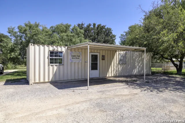 433 MILLS LN Uvalde, TX 78801