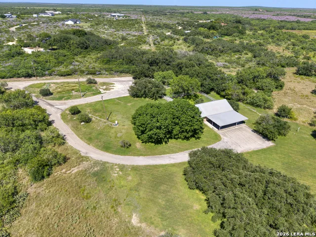 433 MILLS LN Uvalde, TX 78801