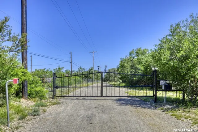 433 MILLS LN Uvalde, TX 78801