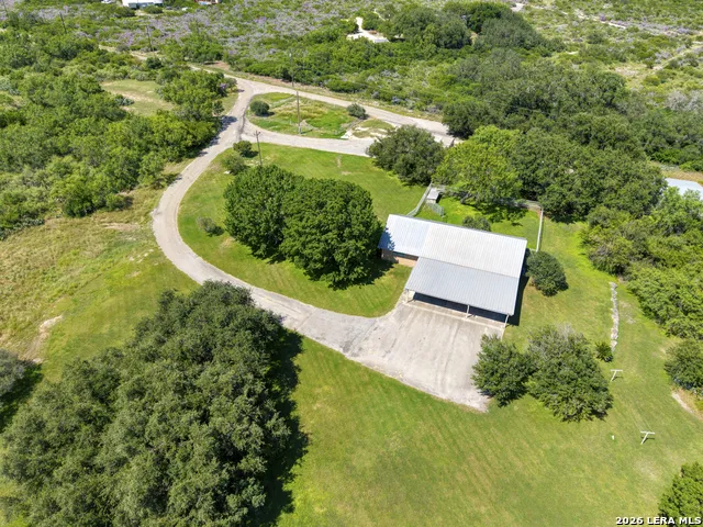 433 MILLS LN Uvalde, TX 78801