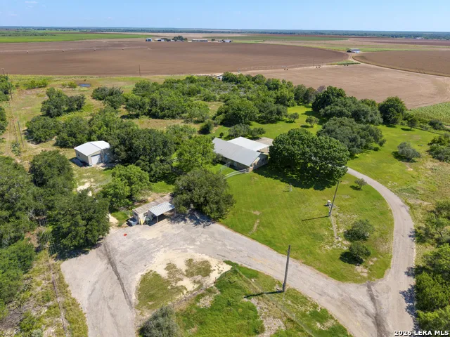 433 MILLS LN Uvalde, TX 78801