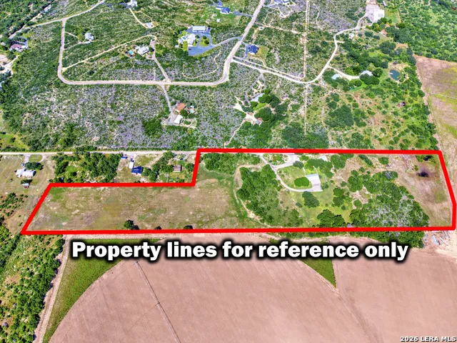 433 MILLS LN Uvalde, TX 78801
