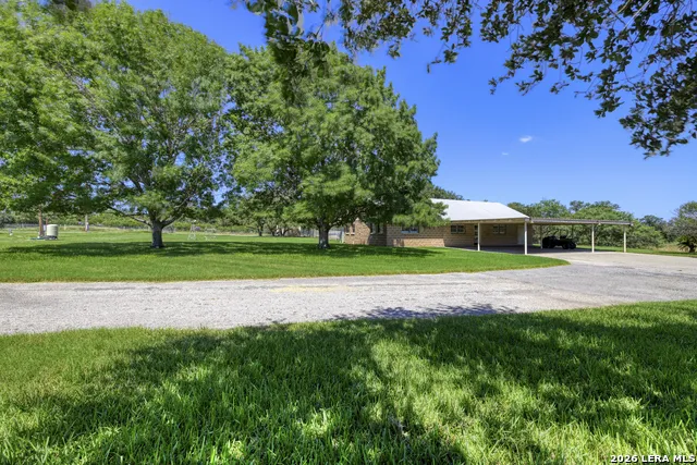 433 MILLS LN Uvalde, TX 78801