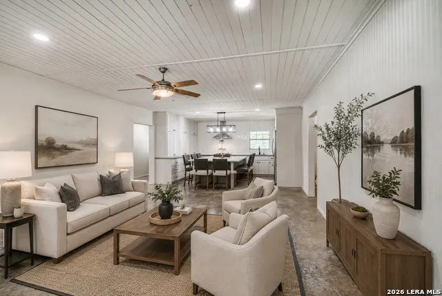 433 MILLS LN Uvalde, TX 78801