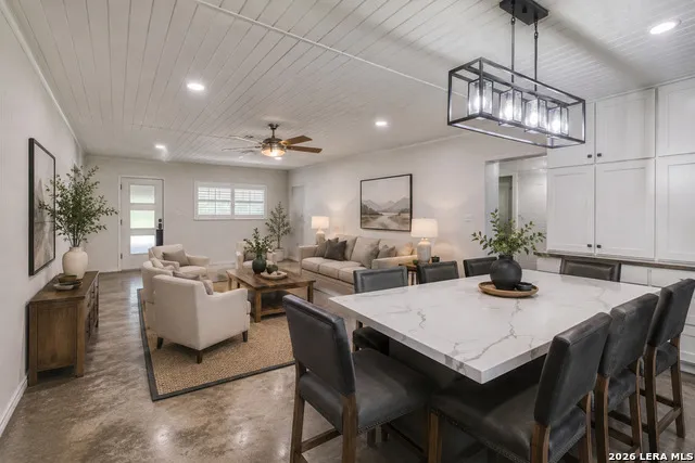 433 MILLS LN Uvalde, TX 78801
