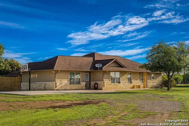 2387 Fm 537 Floresville, TX 78114