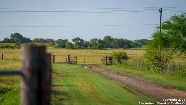 2387 Fm 537 Floresville, TX 78114