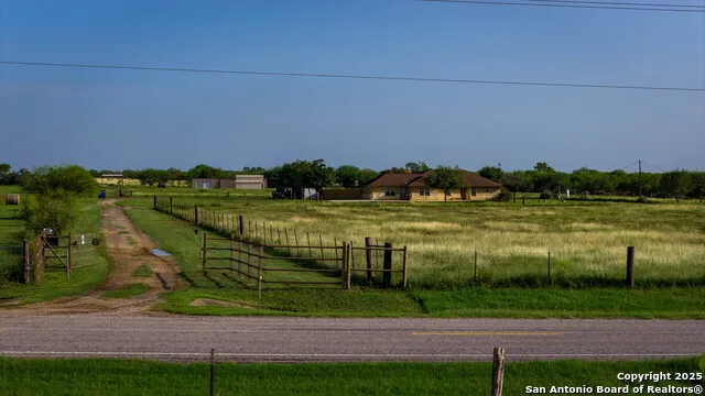 2387 Fm 537 Floresville, TX 78114