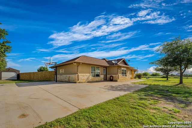 2387 Fm 537 Floresville, TX 78114