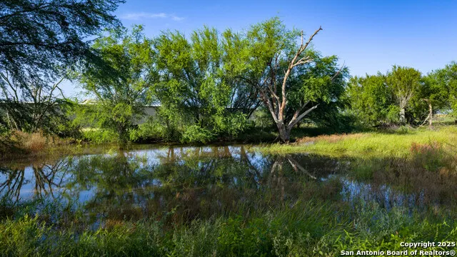 2387 Fm 537 Floresville, TX 78114