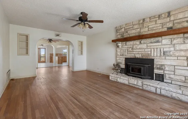 2198 CR 653 Devine, TX 78016