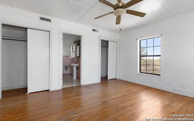 2198 CR 653 Devine, TX 78016