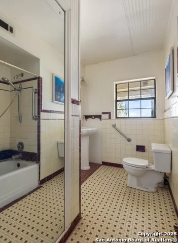 2198 CR 653 Devine, TX 78016