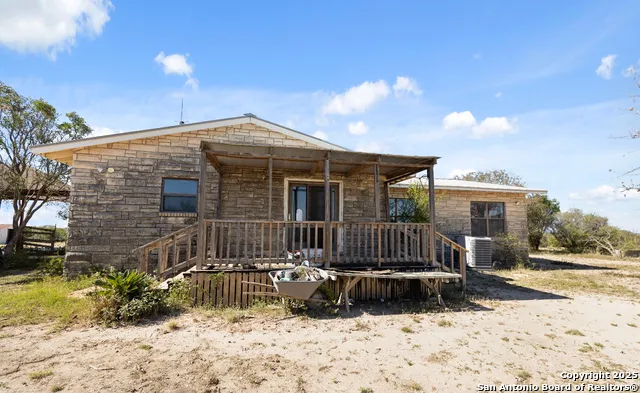 2198 CR 653 Devine, TX 78016