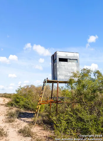 2198 CR 653 Devine, TX 78016