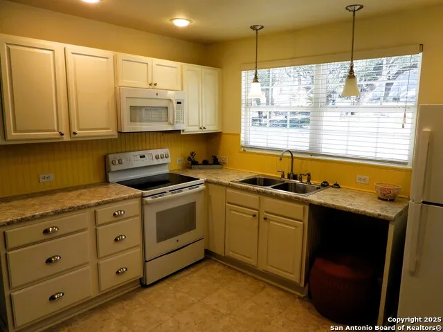 196 Whispering Oak Lane Lakehills, TX 78063