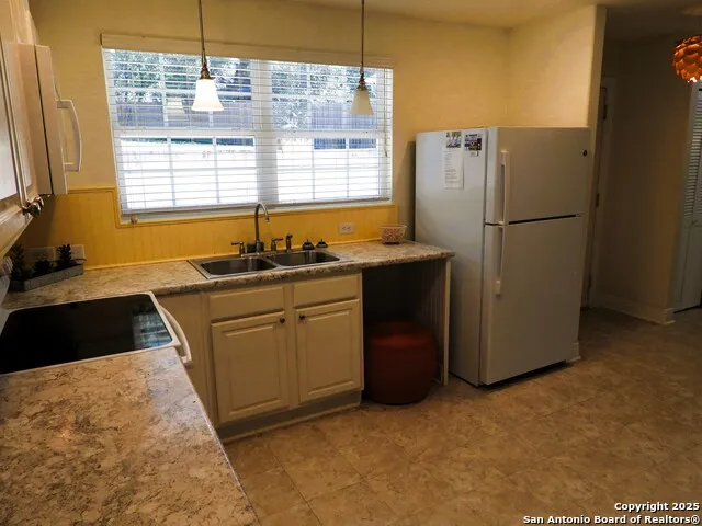 196 Whispering Oak Lane Lakehills, TX 78063